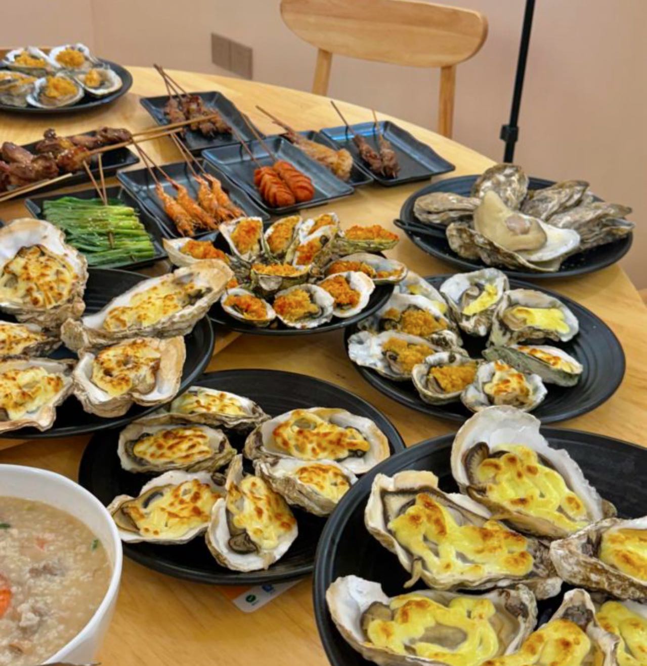 炭烧湛江生蚝：整盘蚝壳在炭火上烤制，蚝肉饱满并铺有蒜蓉